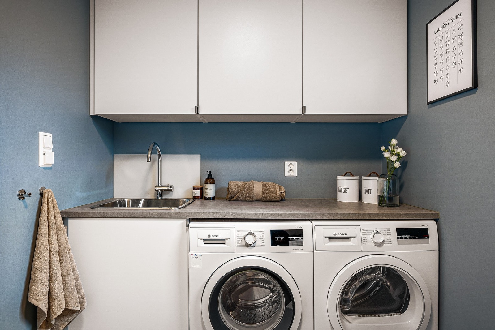 Her er det innredet med servant i innredning samt opplegg for vaskemaskin. Galleribilde