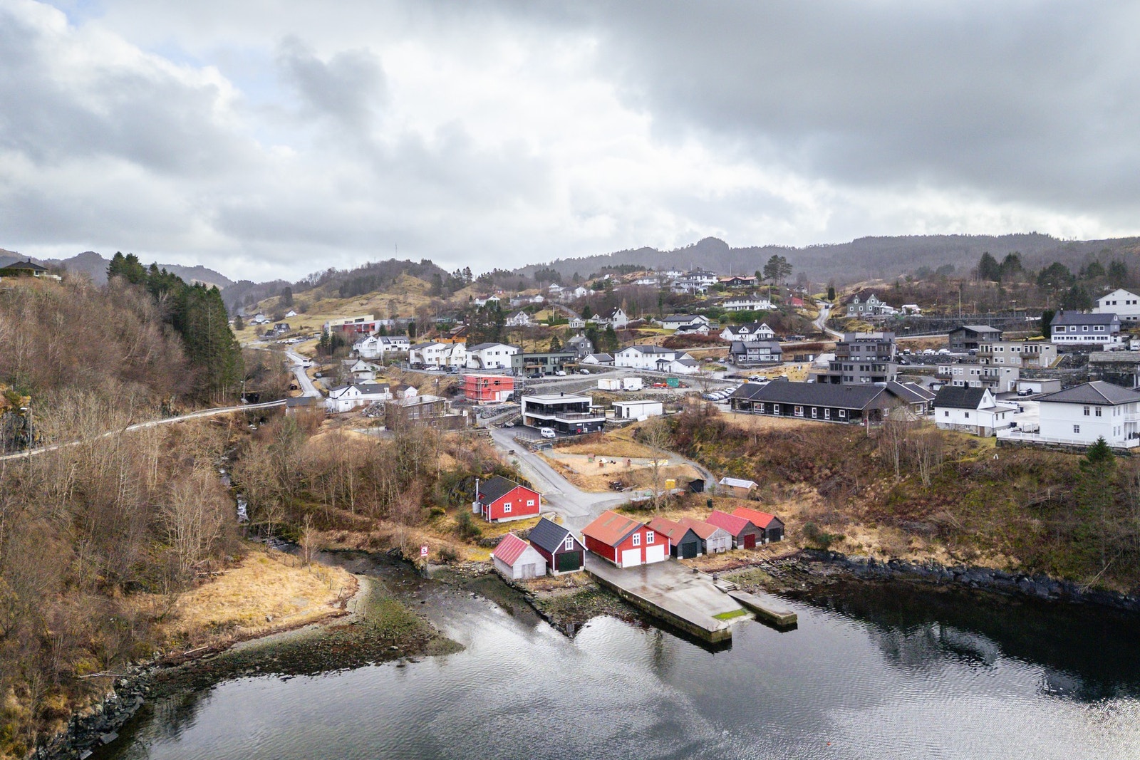 Boligen ligger med umiddelbar nærhet til både sjø og flott natur, og har utsikt mot fjorden. Galleribilde