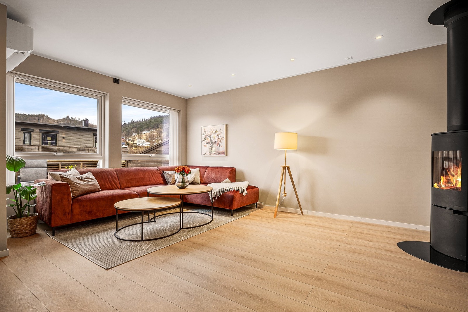 Boligen er moderne og har minimalt vedlikeholdsbehov, med en praktisk og familievennlig planløsning. Galleribilde