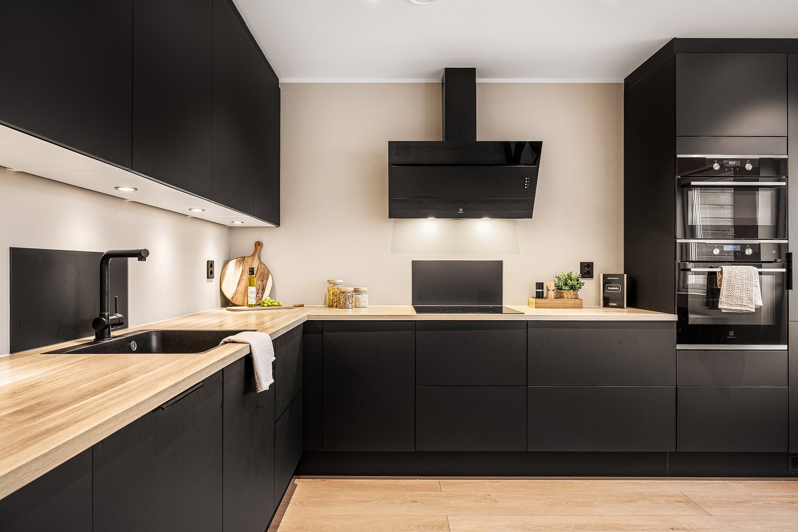 Kjøkkeninnredning med slette fronter og laminat benkeplate med nedfelt vask i kompositt. Galleribilde