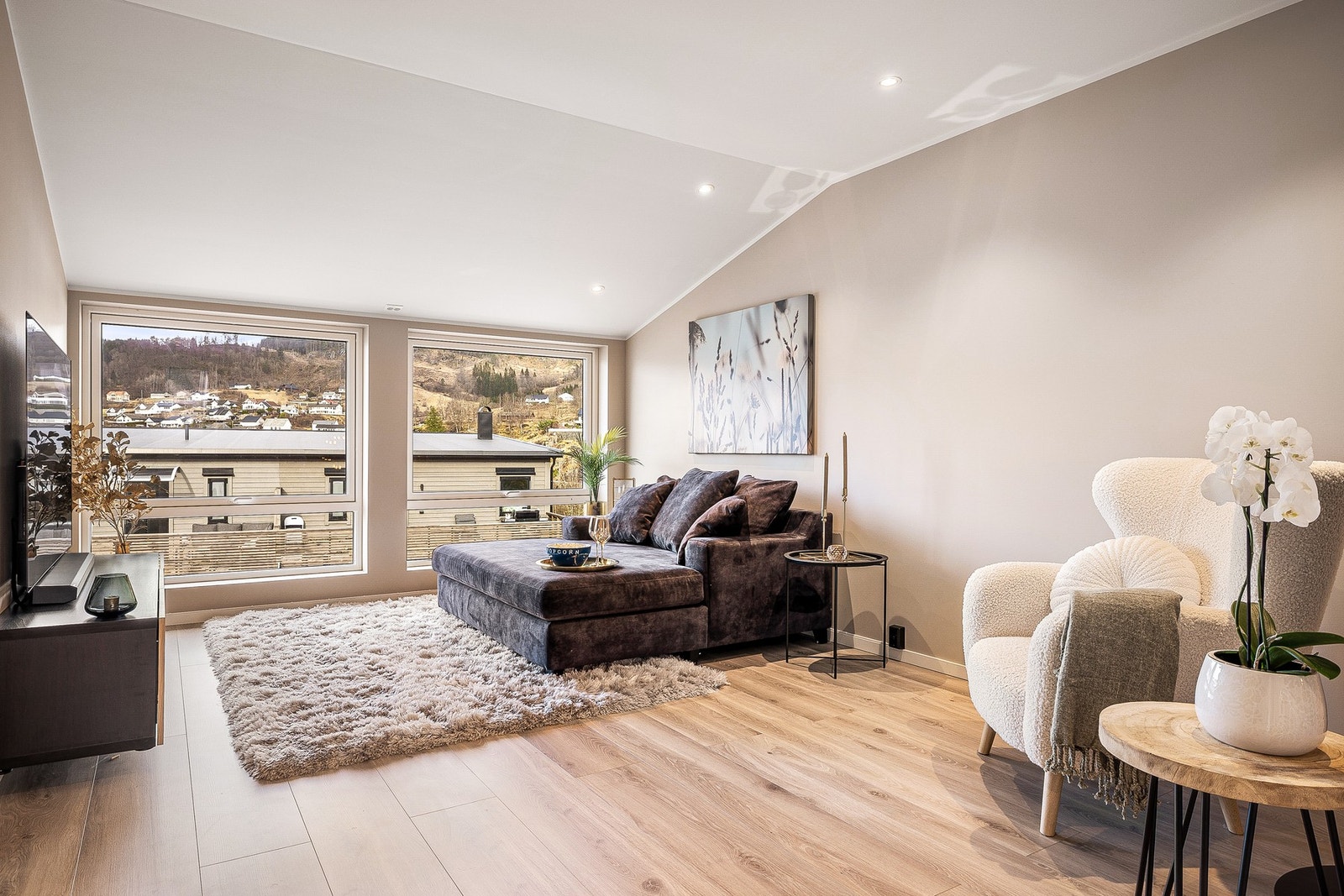 Her finner du en romslig og fin TV-stue på 23,8 kvm. Galleribilde