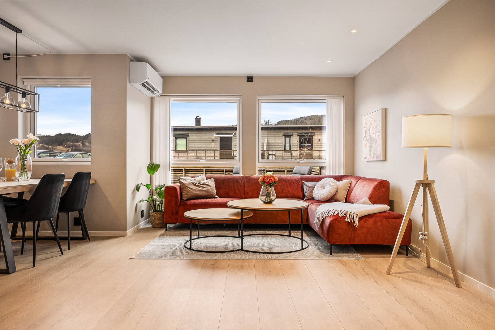 Den åpne stue/kjøkken løsningen med store vinduer gir et lyst og luftig uttrykk. Galleribilde