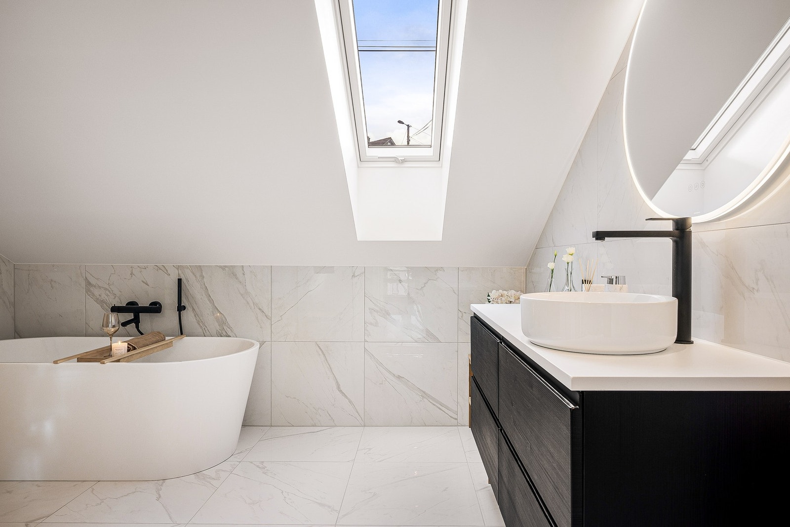 Badet i 2. etasje har baderomsinnredning med servant, vegghengt toalett, dusjhjørne og badekar. Galleribilde