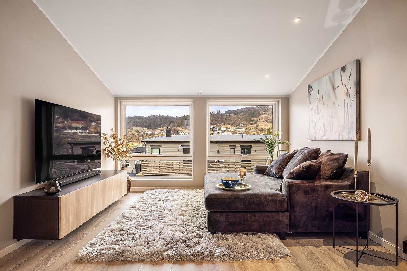 Her preges rommet av store vindusflater som slipper inn rikelig med dagslys! Galleribilde