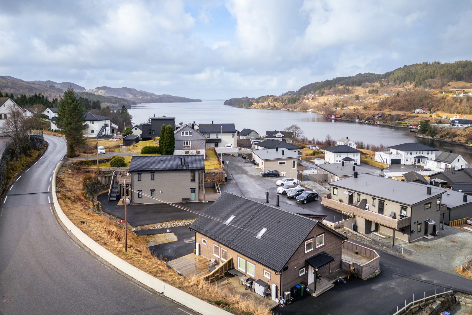 Dette er et ideelt sted for deg som ønsker å bo trygt og rolig, med nærhet til både natur, sjø og alle nødvendige fasiliteter - i et nabolag der det er godt å vokse opp. Galleribilde