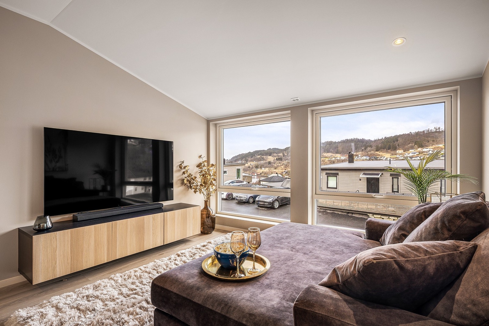 Godt lysinnslipp bidrar til en lustig og åpen romfølelse. Galleribilde