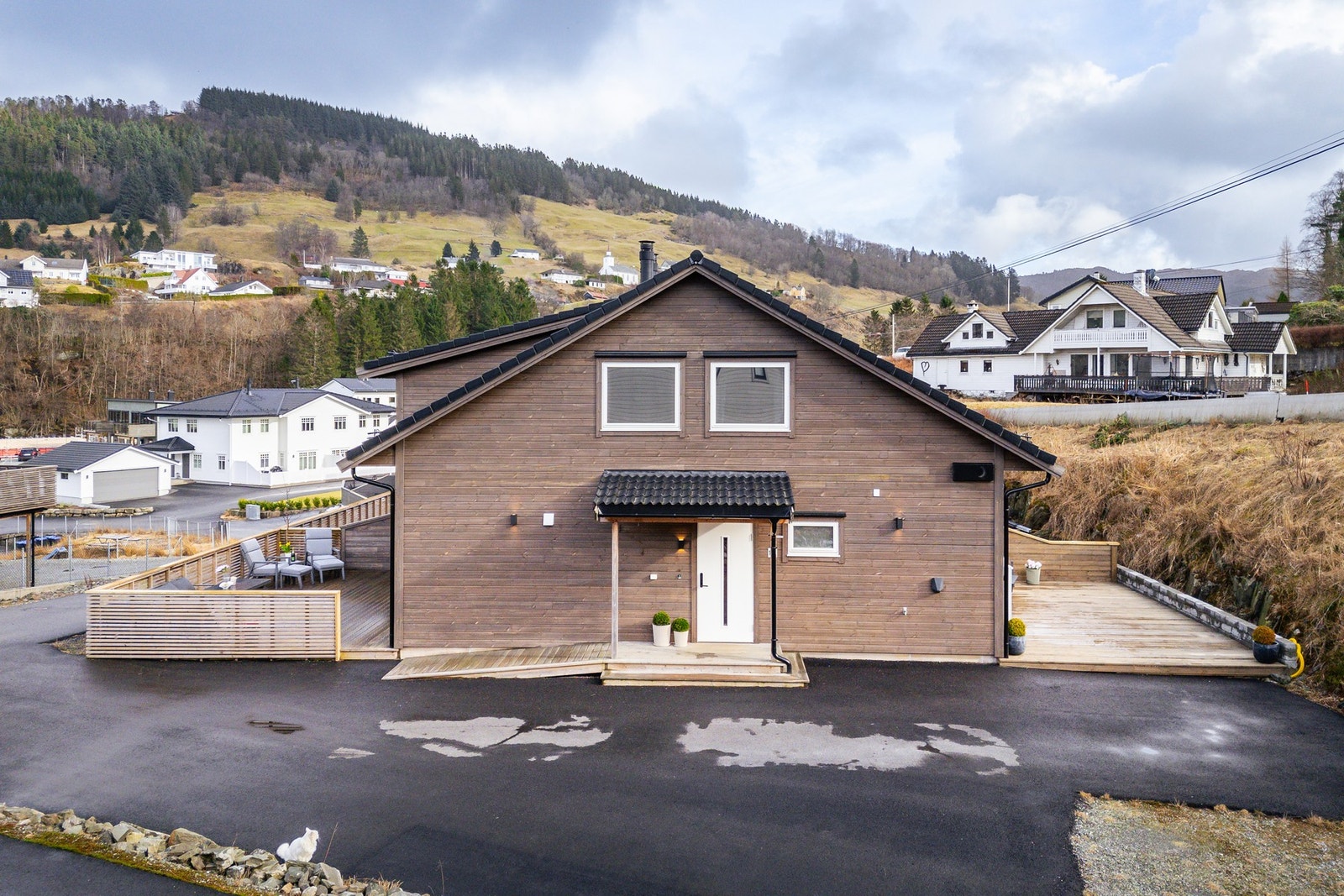 Eiendommen har romslig oppstillingsplass med parkering til flere biler på egen tomt, samt mulighet for oppføring av garasje eller carport. Galleribilde