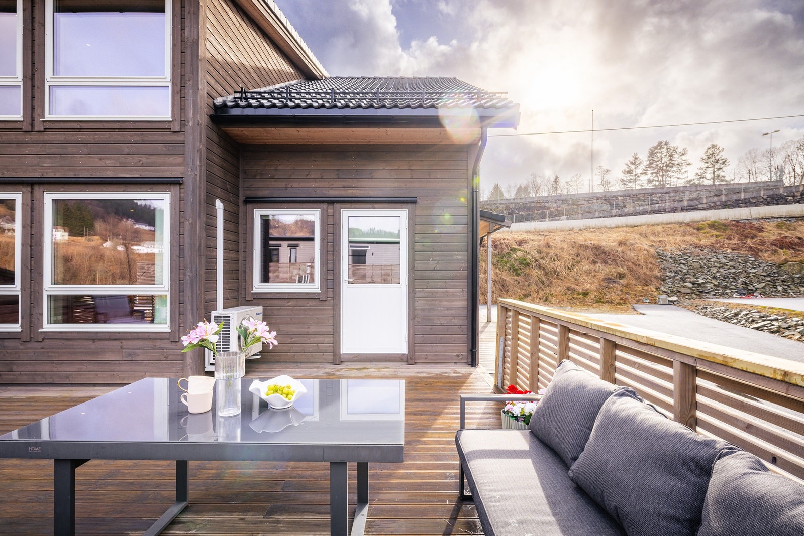 Gode solforhold om sommeren gir fine uteområder som kan nytes gjennom lange, lyse dager. Galleribilde