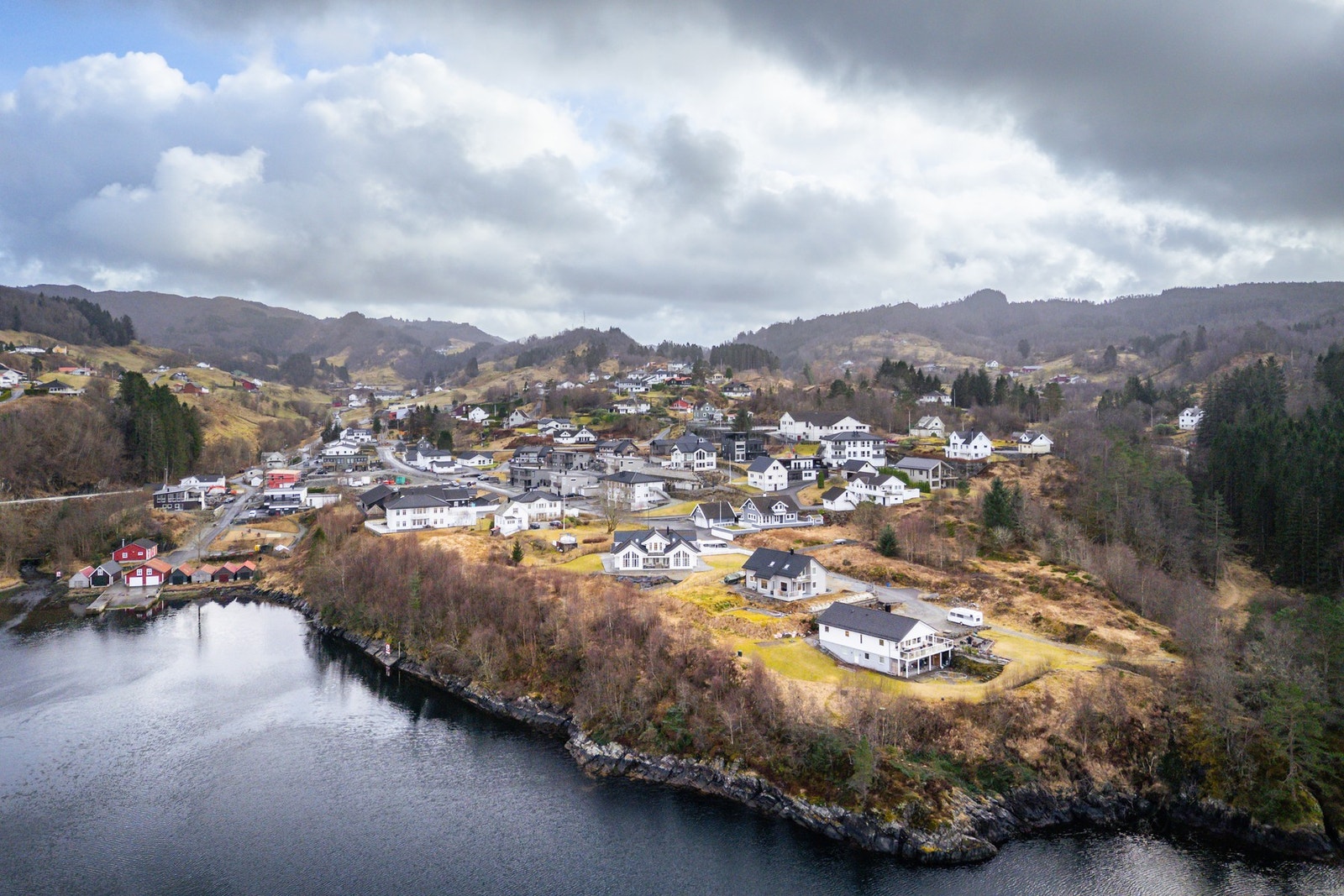 Den lokale badeplassen ligger kun en kort spasertur unna og blir et naturlig samlingspunkt på varme sommerdager. I tillegg finnes både fjellområder og fine turmuligheter i nærområdet, perfekt for deg som setter pris på friluftsliv året rundt. Galleribilde