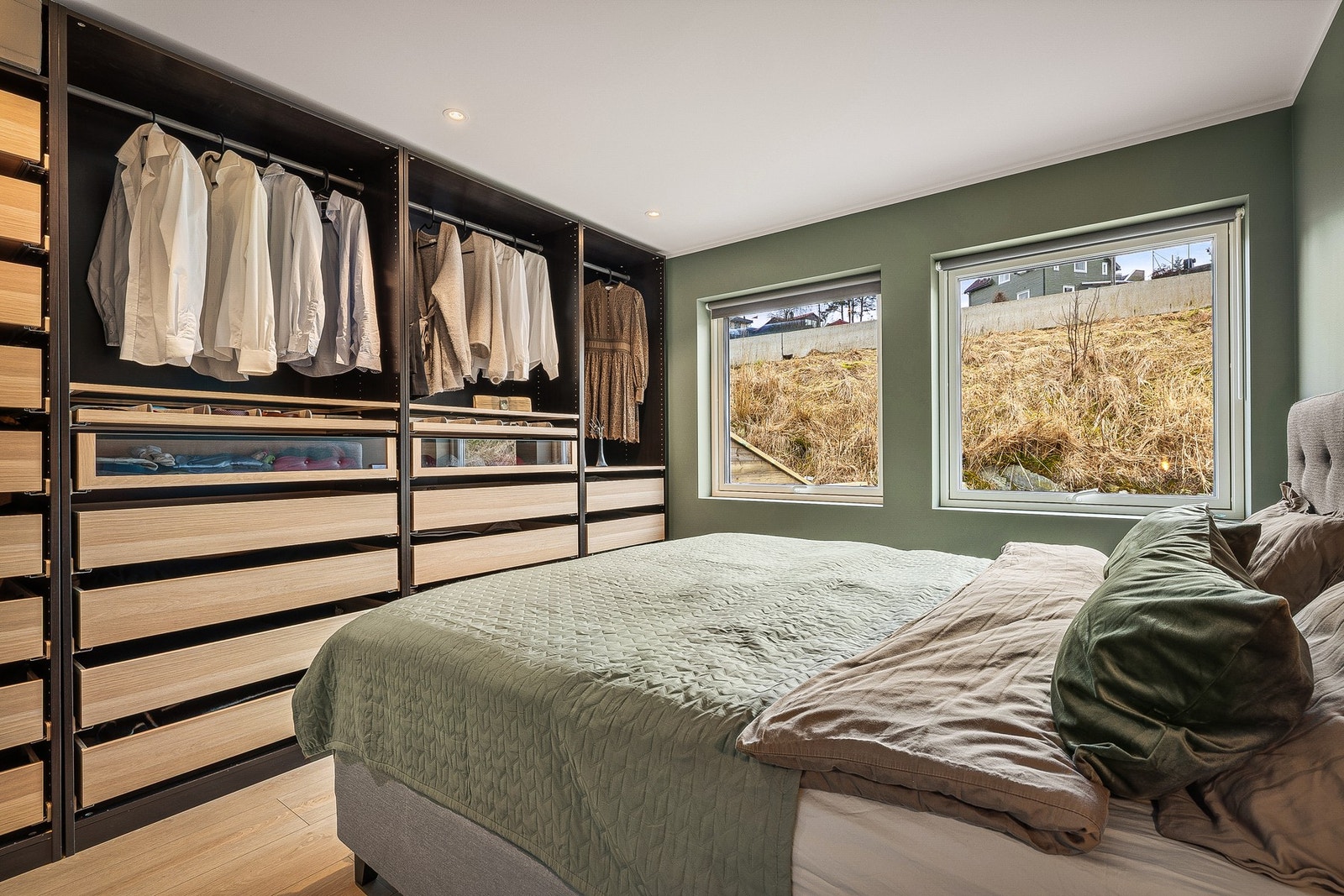 Her er det god plass til stor garderobeløsning og stor seng. Galleribilde