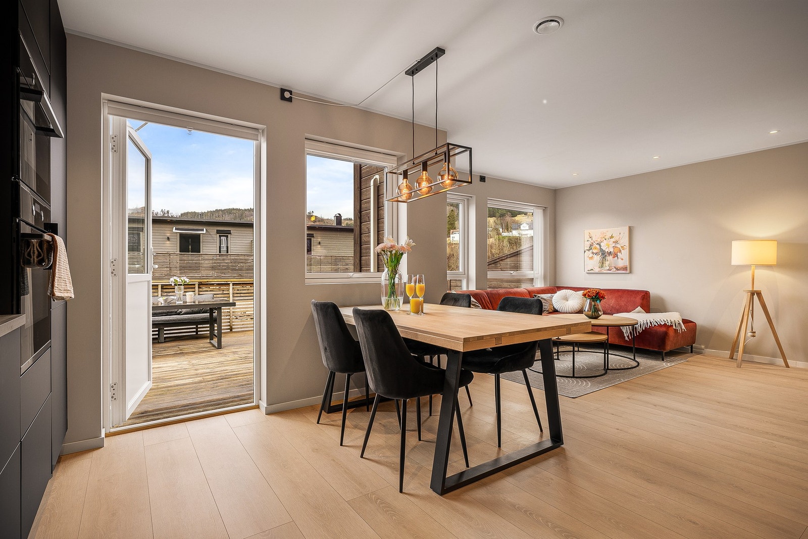 Boligen har utgang til terrassen via kjøkkenet. Galleribilde