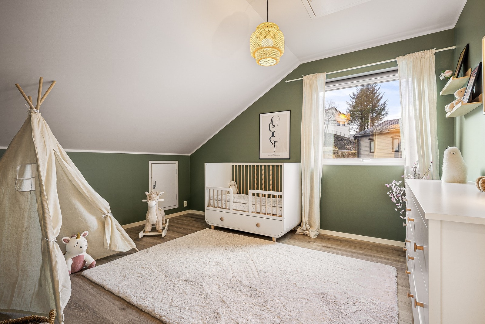 Her er det god plass til diverse garderobe og diverse oppbevaring. Galleribilde