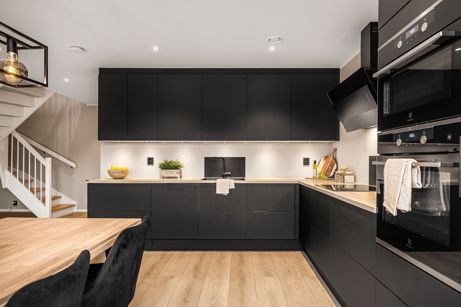 Kjøkkenet er utstyrt med integrerte hvitevarer bestående av oppvaskmaskin, kjøleskap, platetopp, ventilator, stekeovn og kombiovn. Det er montert komfyrvakt og vannsensor. Galleribilde