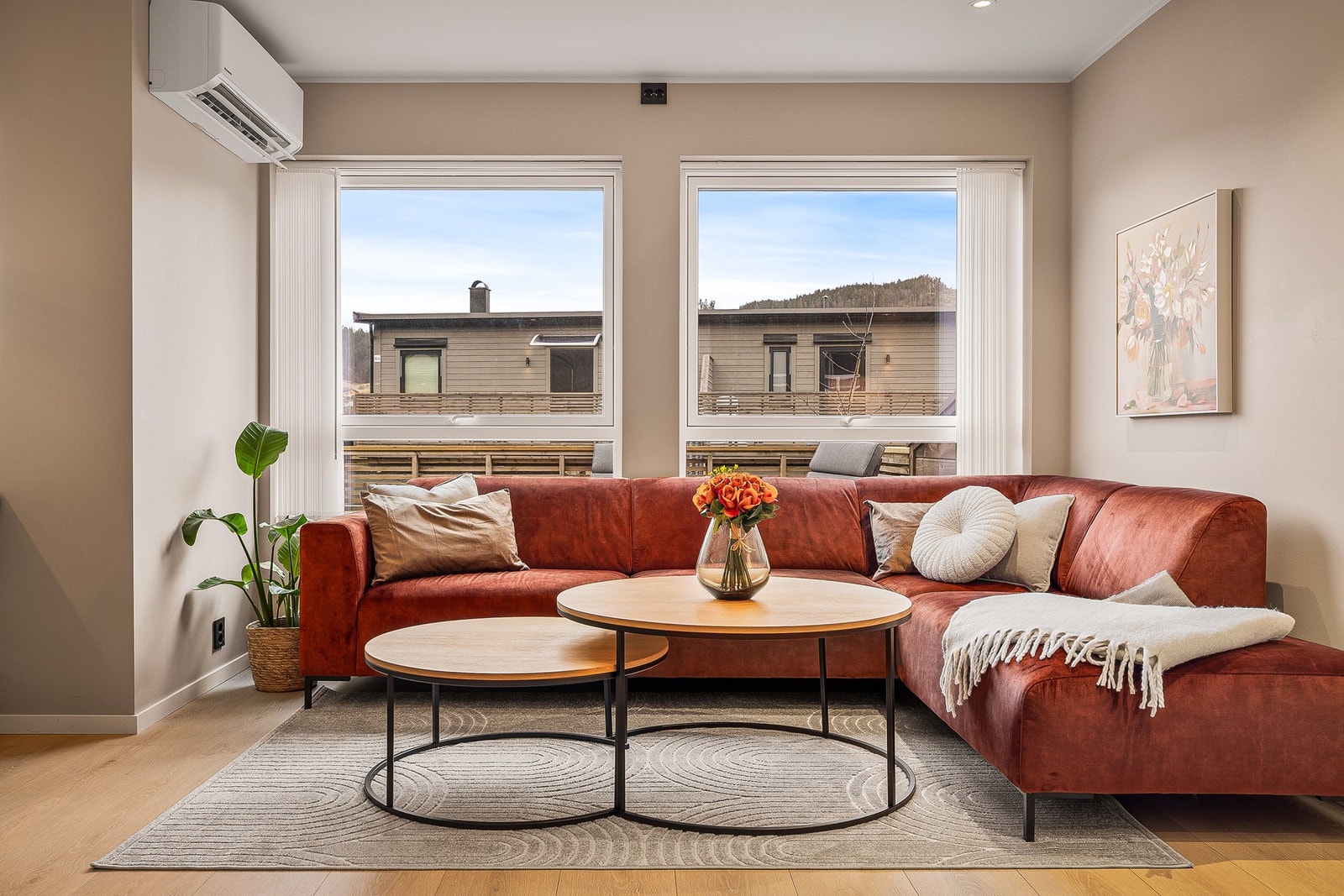 Boligen har et moderne og stilrent uttrykk som gir et lyst og tidsriktig preg. Galleribilde