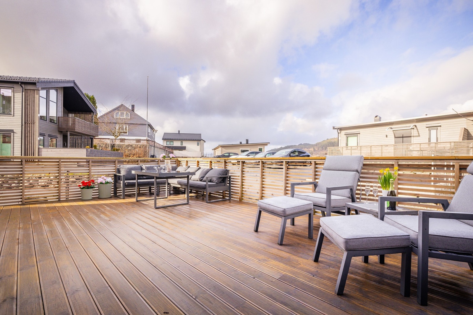 Terrassen på fremsiden er stor og måler 32,4 kvm. Galleribilde