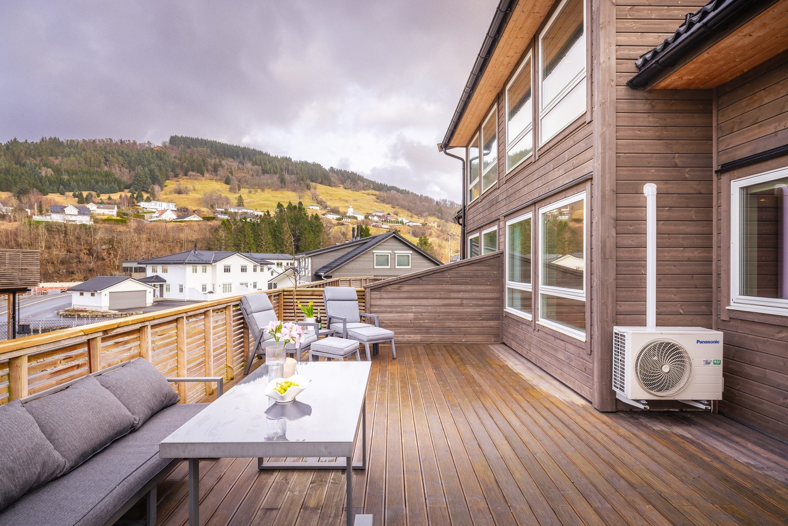 Her har du stor plass til å innrede med diverse utendørsmøblement. Galleribilde