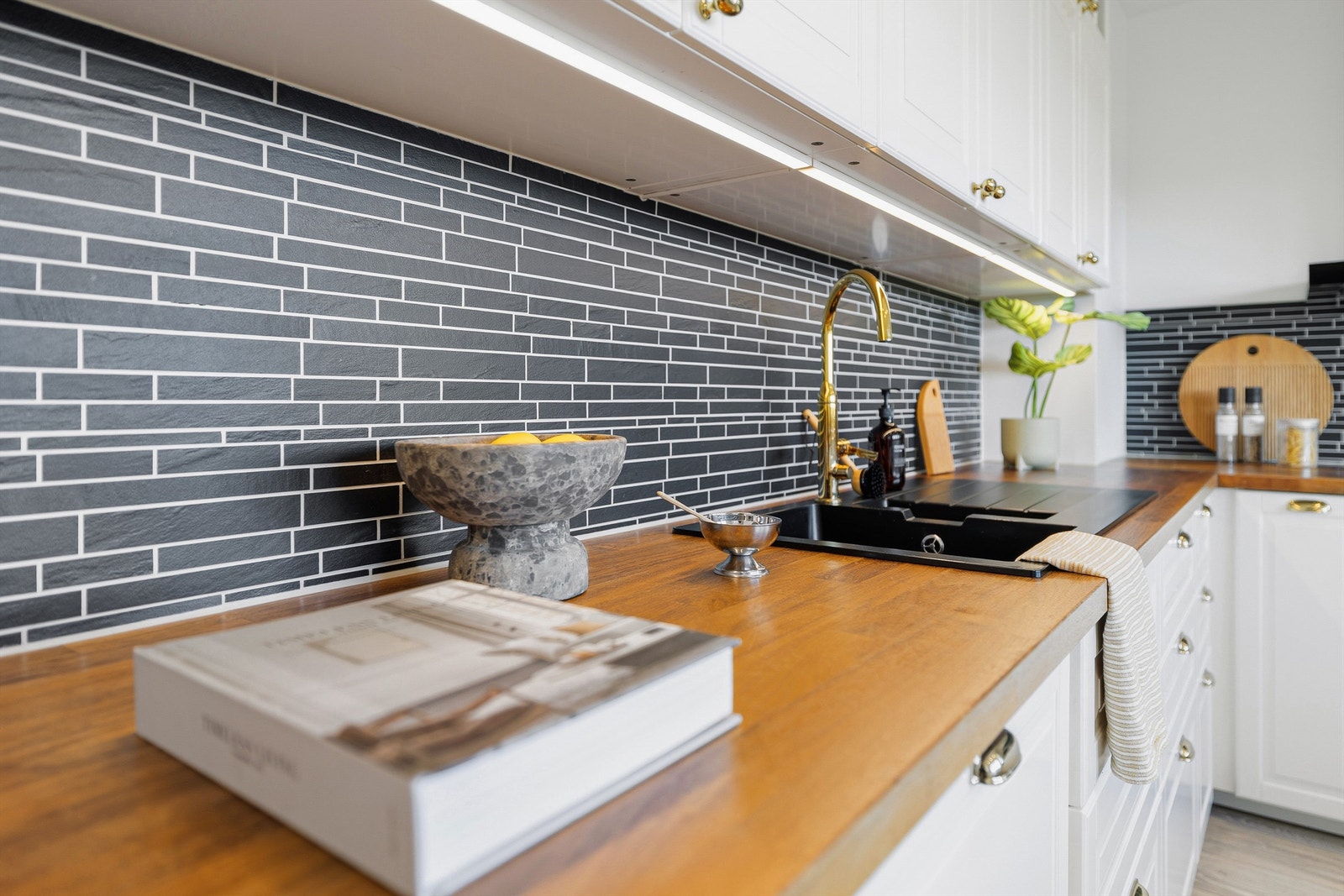 Benkeplate av laminat. Galleribilde