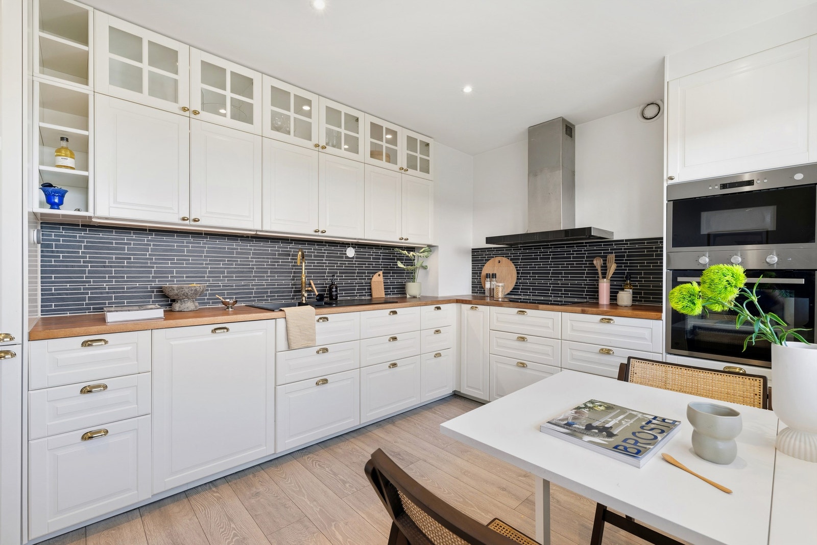 Hvit kjøkkeninnredning med profilerte fronter. Galleribilde