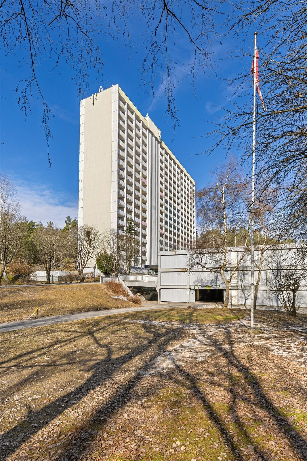 Fasade og garasje. Galleribilde