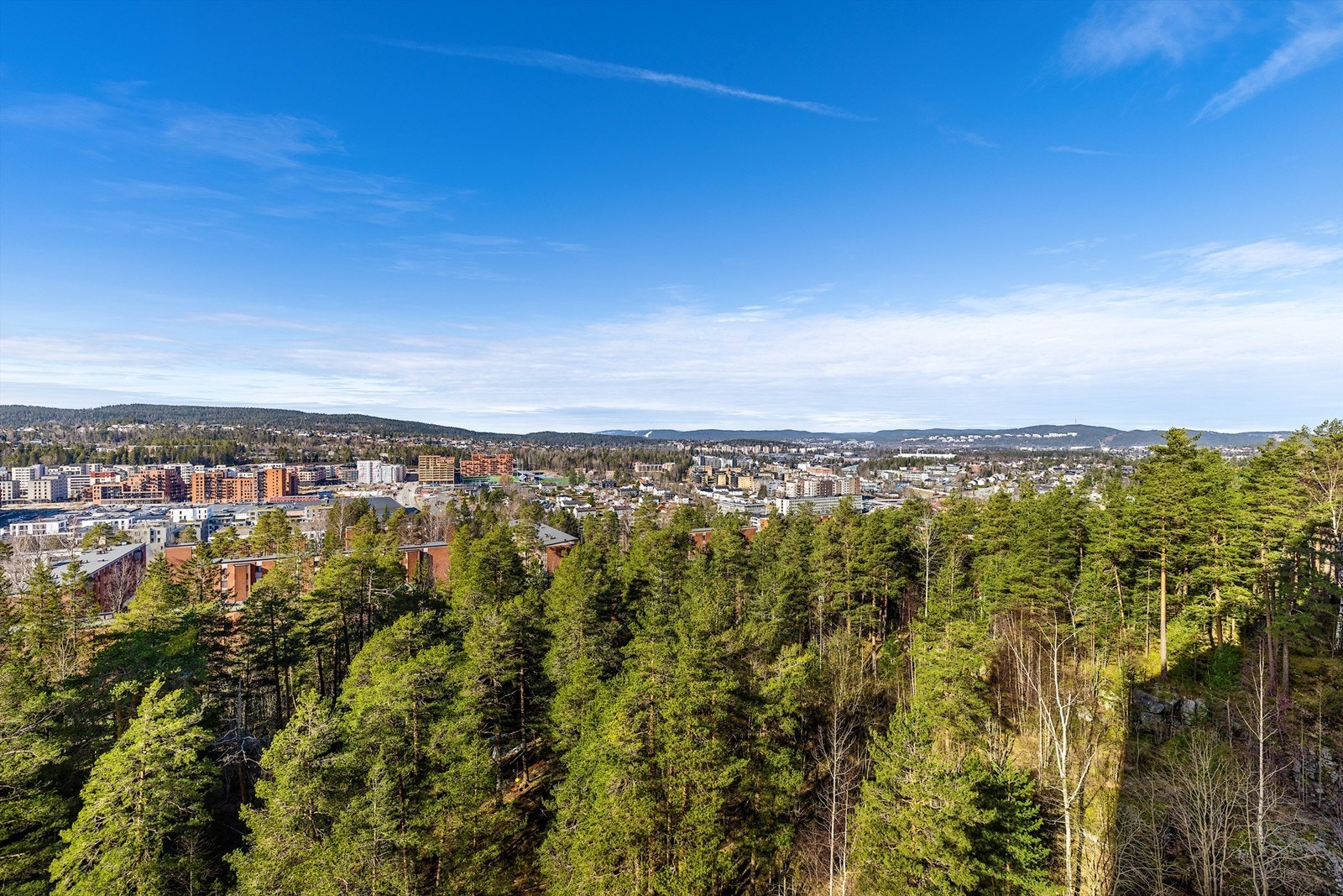 Leiligheten har en 13 kvm stor innglasset balkong hvor man kan nyte utsikten på klare dager. Galleribilde