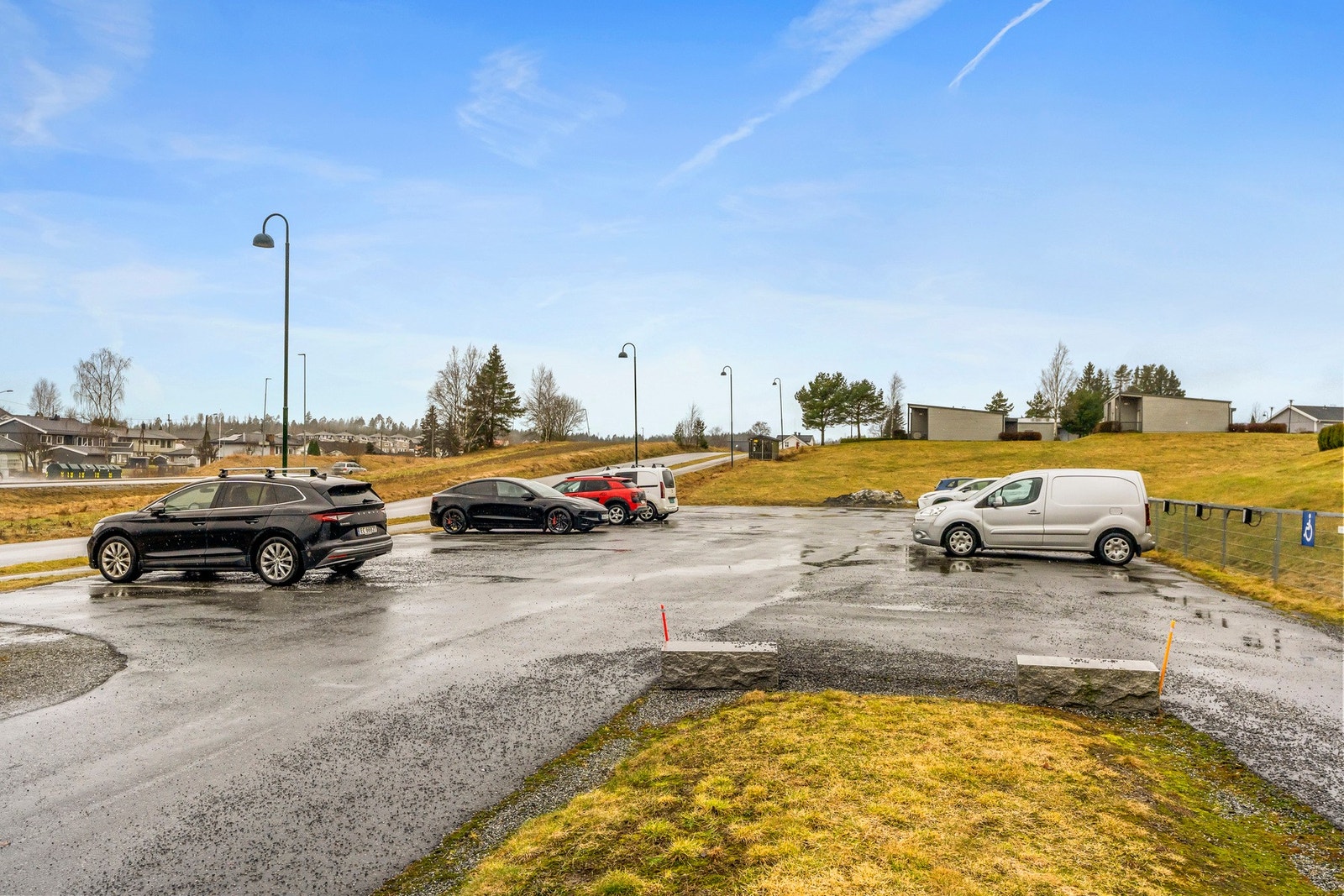 Felles gårdsplass med parkeringsmuligheter Galleribilde