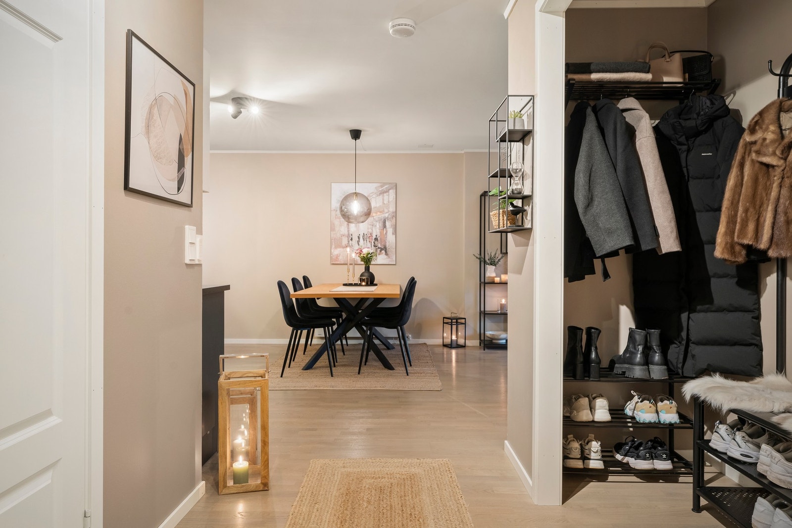 Entré med åpen løsning inn til garderobe/bod. Galleribilde