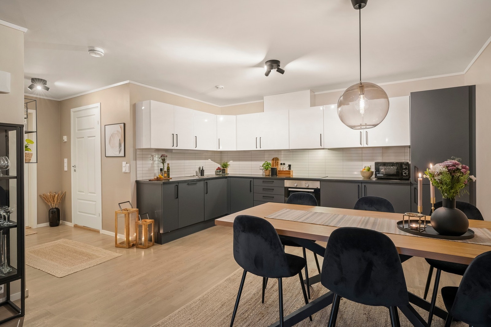 Godt med skap- og benkeplass
Innredningen er fra JKE Design. Galleribilde