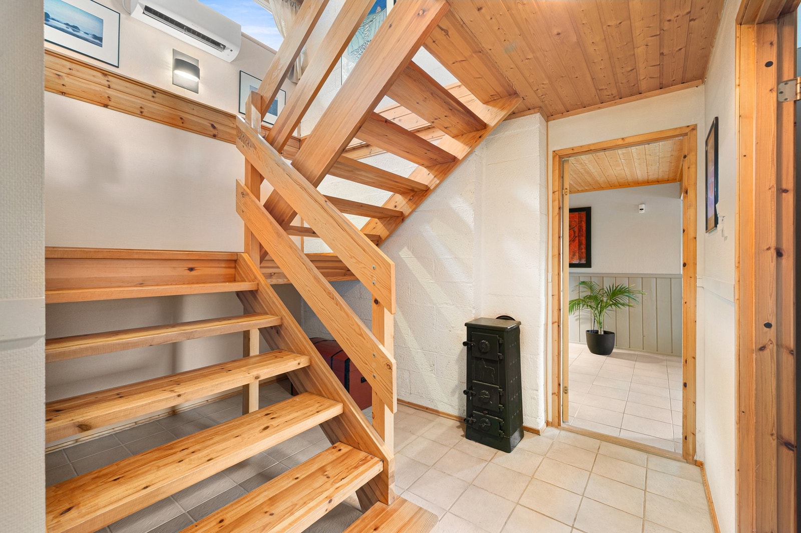 Flislagt gulv i gangen, og videre inn i kjellerstue. Det er varmekabler i hele underetasjen (foruten boder). Gode lagringsmuligheter også under trappa, ved ønske om det. Galleribilde