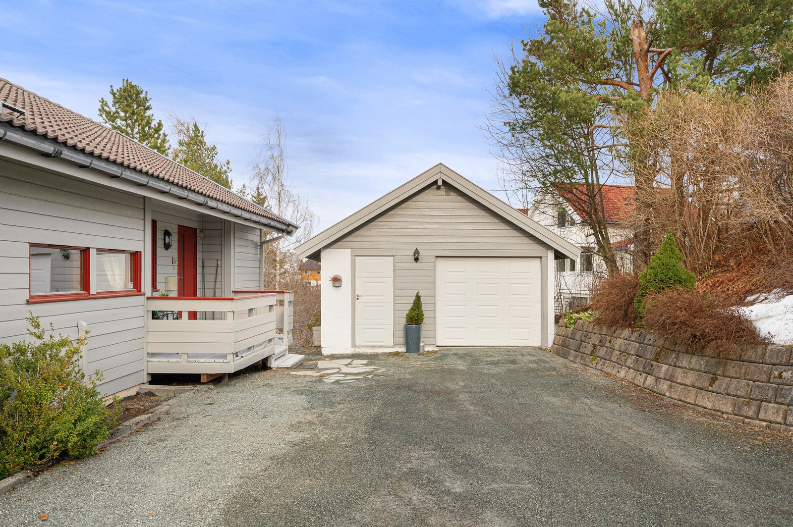 Når det gjelder parkering har man godt med oppstillingsplasser i gårdsrommet, samt parkering i garasje. Galleribilde