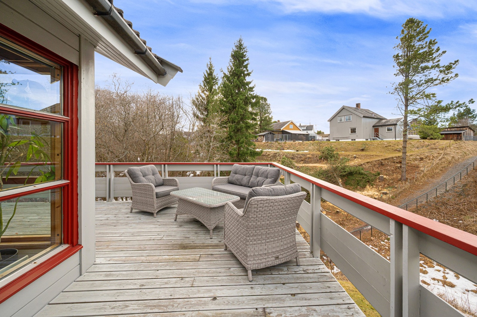God plass til flere ute- og sitte grupper på verandaen. Nabo rett i front har nylig fjernet en del store trær, noe som bidrar til enda mer lys og sol mot boligen som selges. Galleribilde