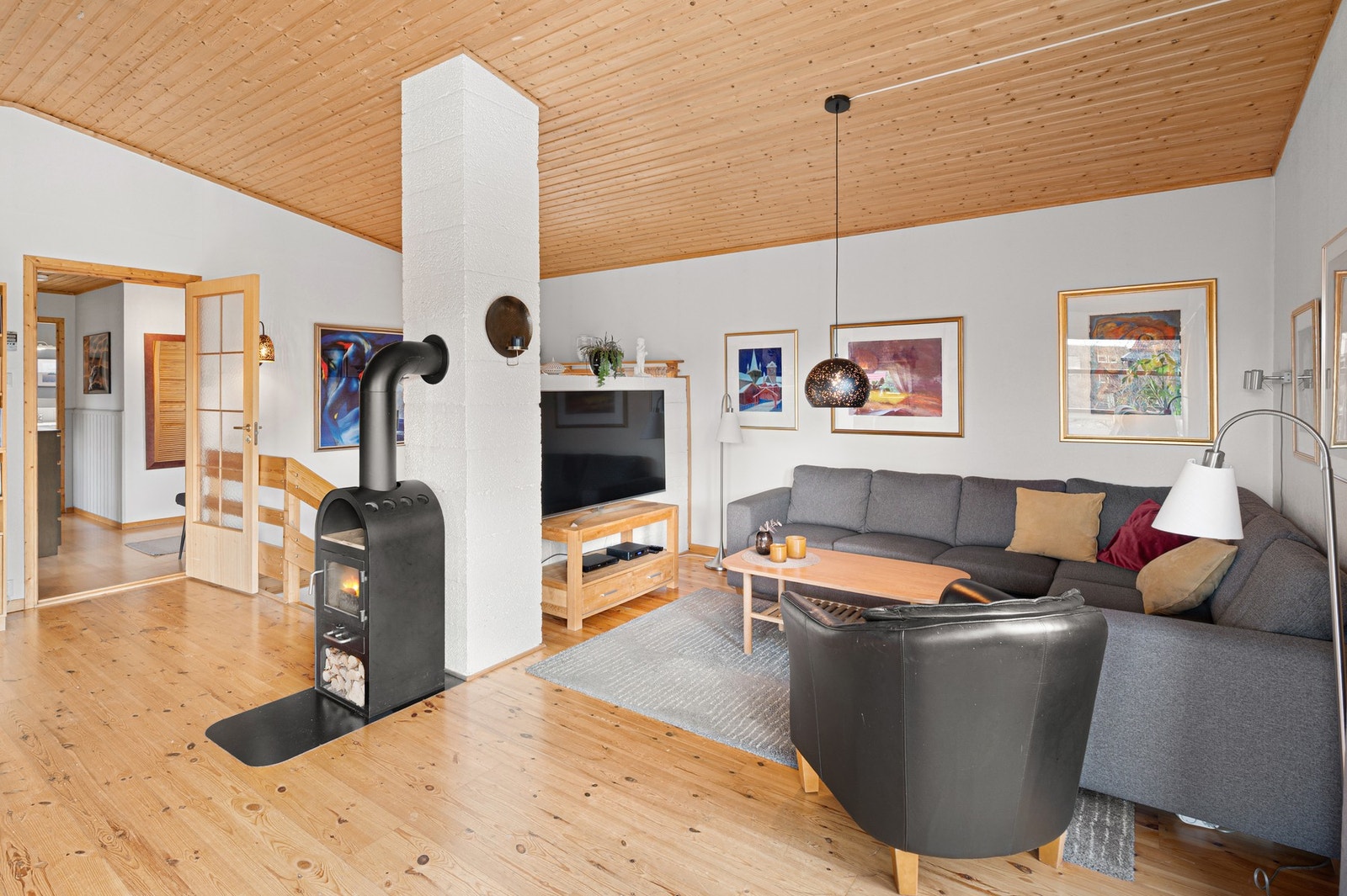 Når det gjelder oppvarmingskilder har man både vedovn og varmepumpe i boligen. Varmepumpe ny i 2026. Galleribilde