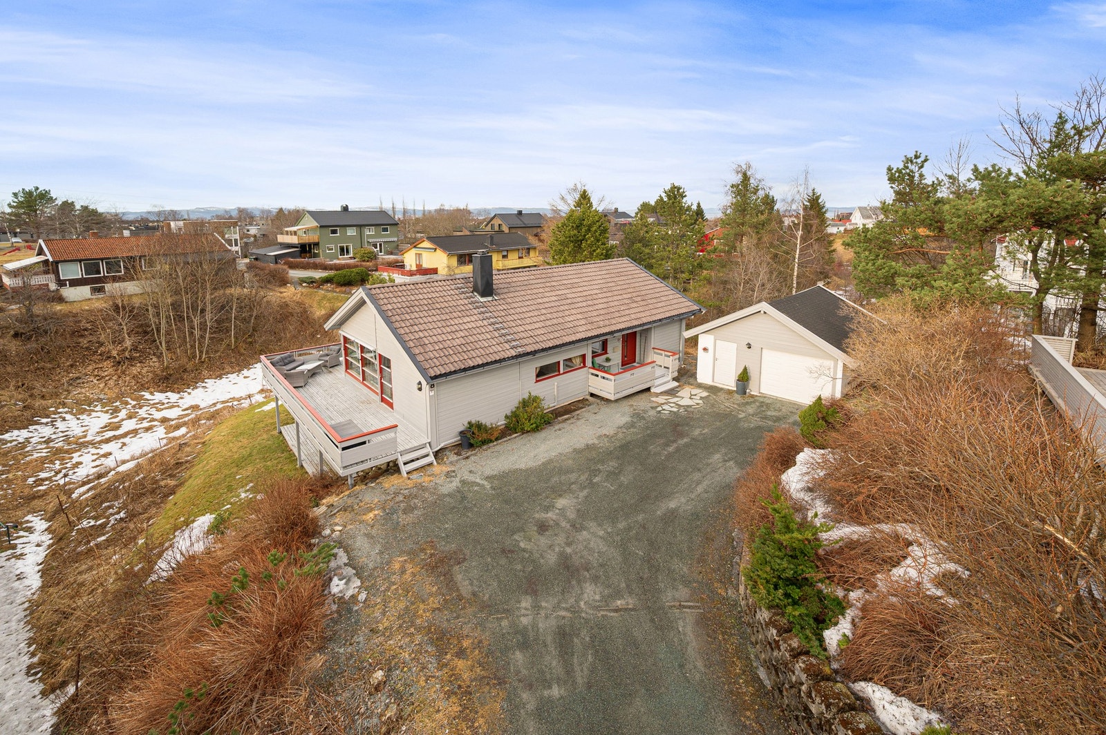 Eiendommen har en svært skjermet og flott beliggenhet. Her kan man bo i rolige omgivelser, og samtidig ha gangavstand til skoler, barnehager, gode kollektivforbindelser, dagligvareforretninger m.m. Galleribilde