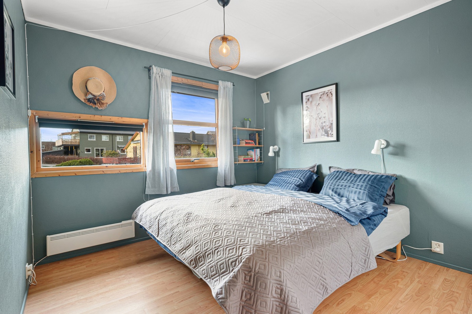 Ett av fire soverom i boligen - dette ligger i 1.etasje/hovedetasjen, og de øvrige soverommene ligger i underetasjen. Luftig soverom, med god plass. Galleribilde