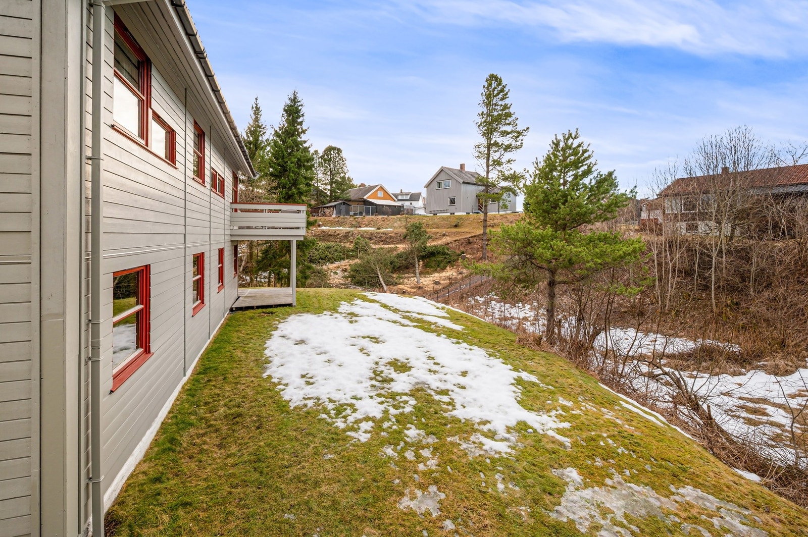 Eiendommen har en tomt på 1.152 m². Hage ned mot dalen/grøntarealet hvor man har god plass til store og små, samt et gårdsrom med parkering og garasje på motsatt side. Galleribilde
