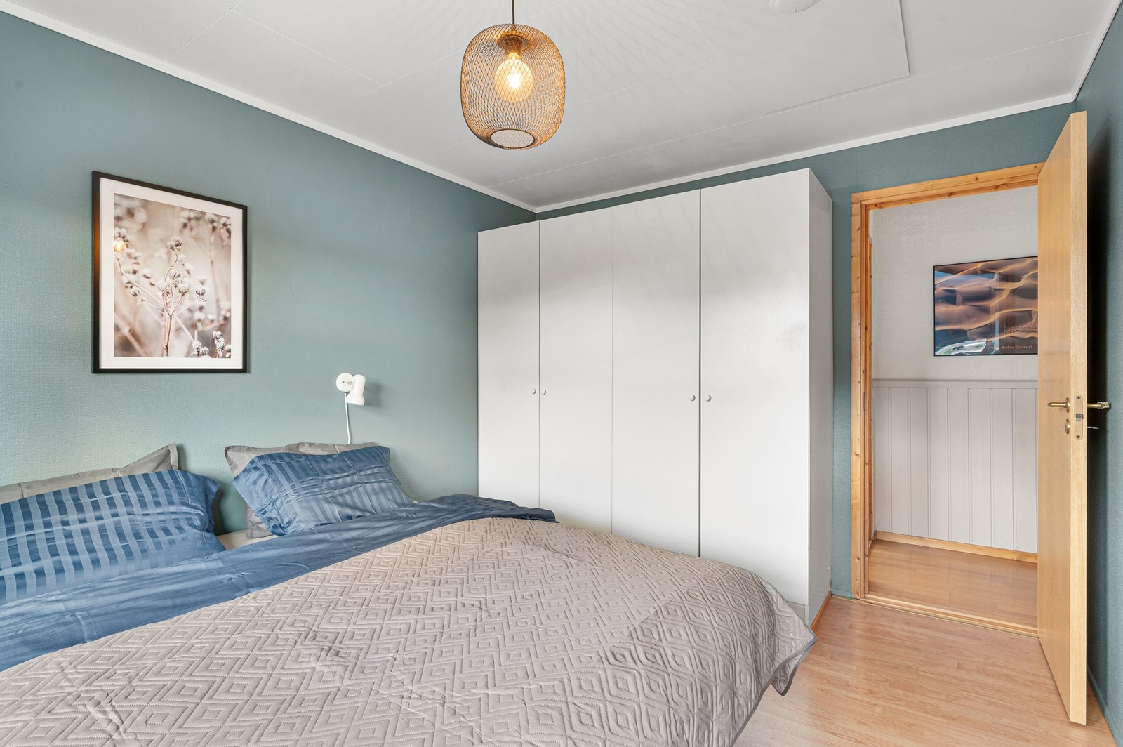 Rommet måler 10,5m², og har god plass til dobbeltseng og garderobeløsning. Galleribilde