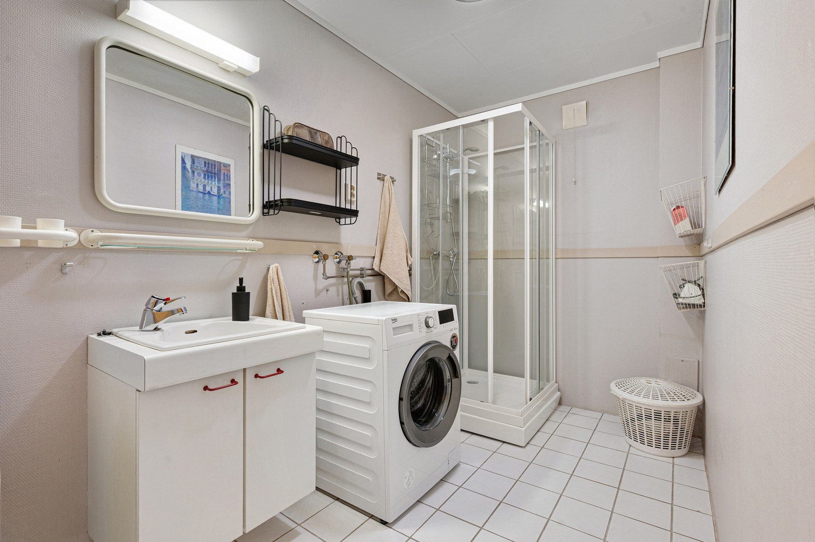 Badet i underetasjen har opplegg for vaskemaskin. Dette badet er også fra byggeår, og har fått samme tilstandsgrad (TG3) pga. samme forhold som badet oppe. Galleribilde