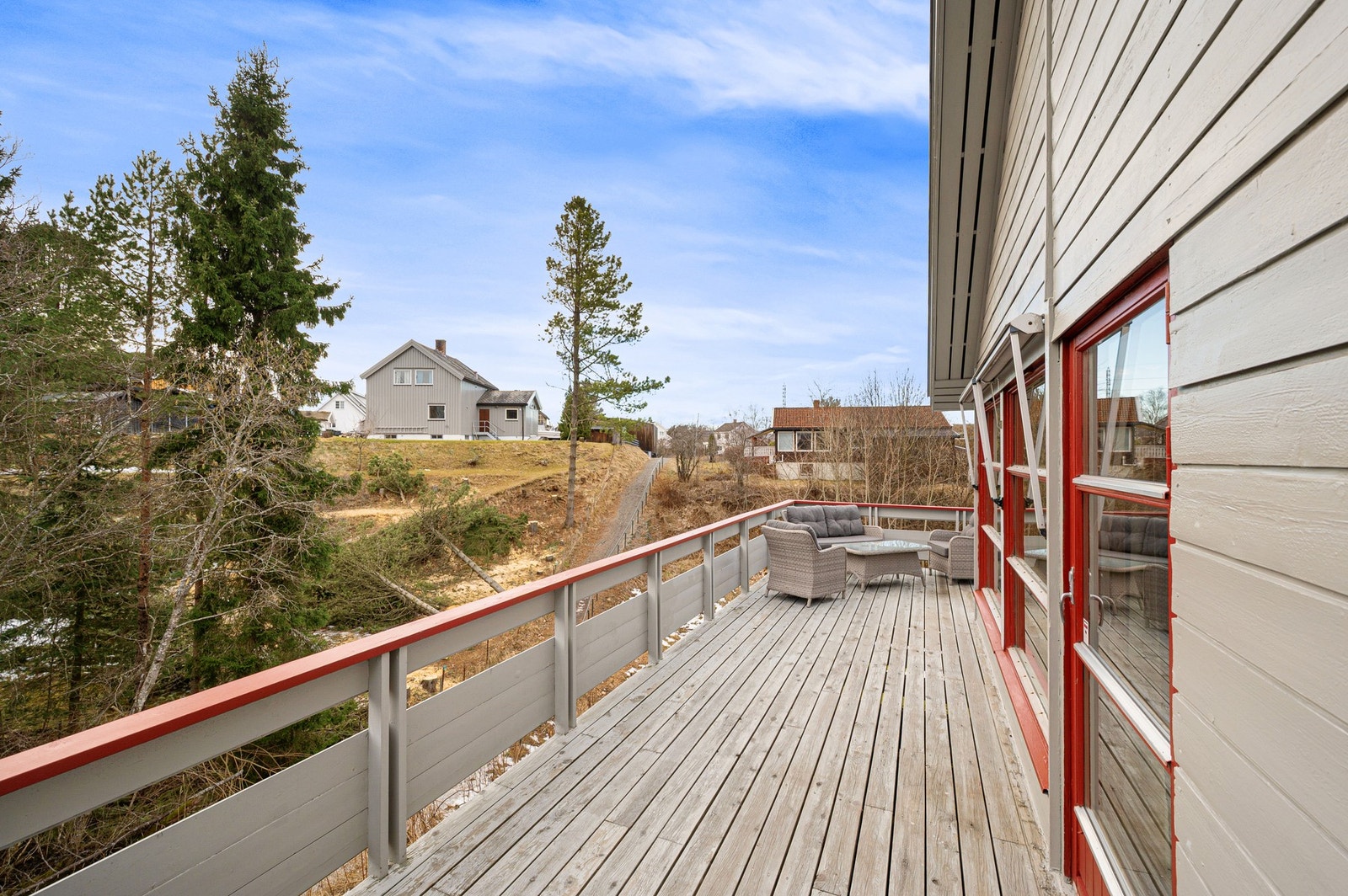 Altan/veranda måler ca. 29m². Her har man gode solforhold på sommerstid. Galleribilde