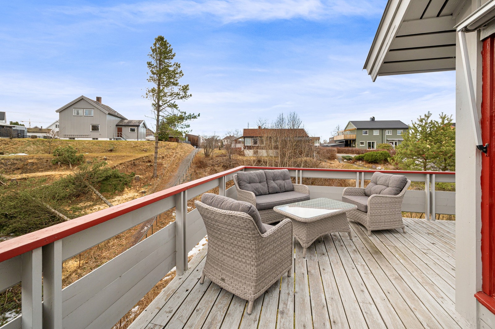 Meget god avstand til naboene på motsatt side av dalen - fritt og åpent. Galleribilde