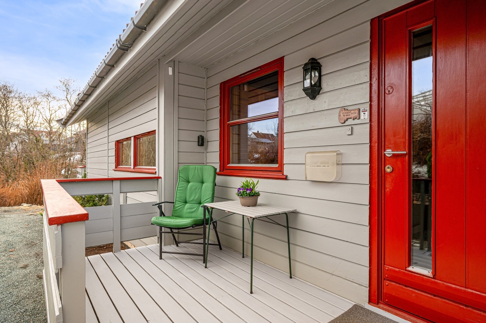 Hyggelig inngangsparti ved ytterdøra. Med plass til bord og stoler. Galleribilde