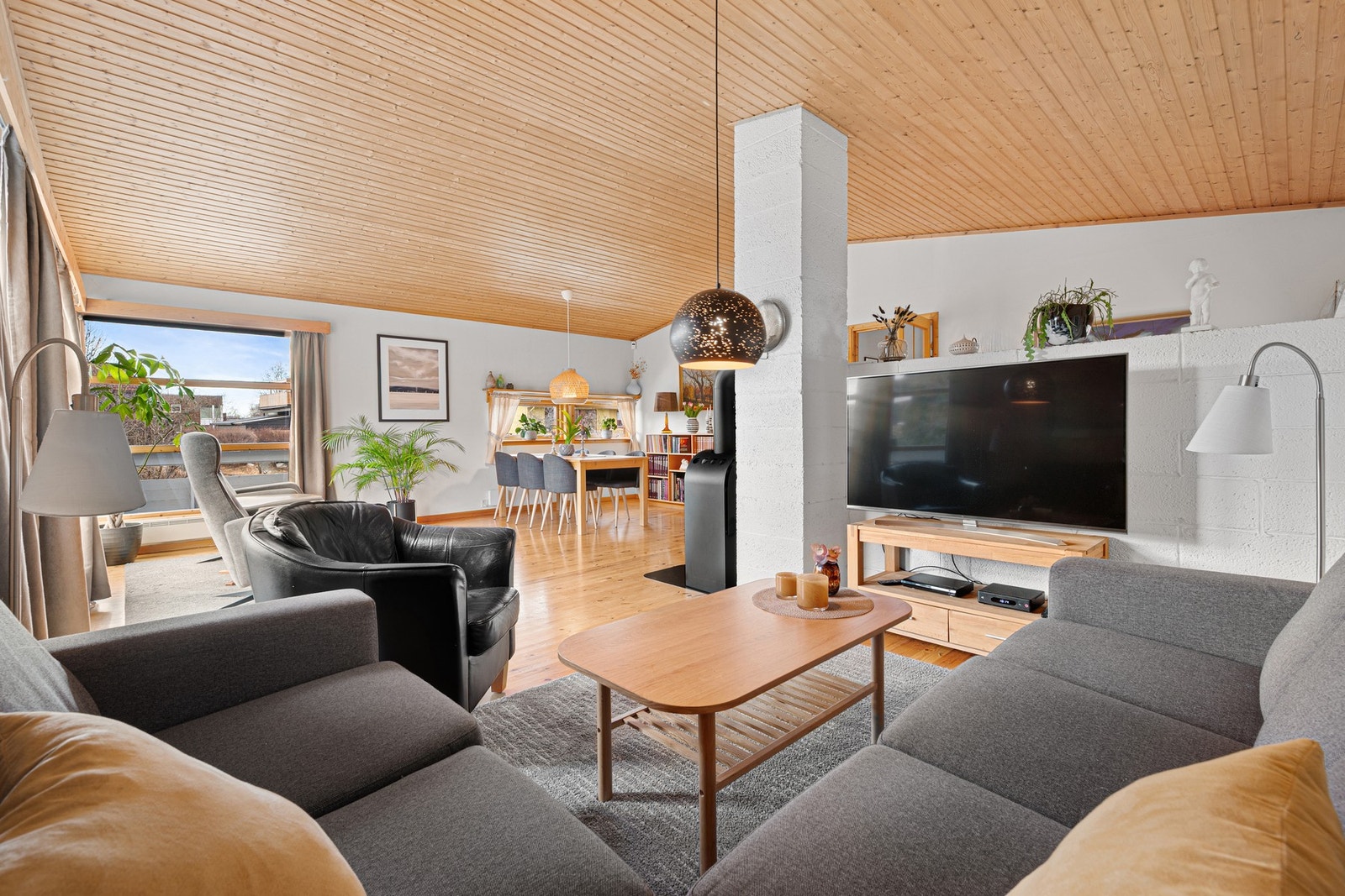 God plass til flere sittegrupper i stua. Halvveggen mellom trappeløpet og sofakroken ivaretar at dagslyset spres i hele rommet, samtidig som man også får en egen "sone" til sofaen. Galleribilde