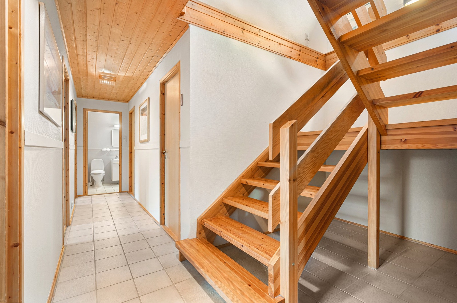 Trapp i stua fører ned til underetasjen. Her har man tre soverom, en ekstra stue, boder og teknisk rom og et bad. Galleribilde