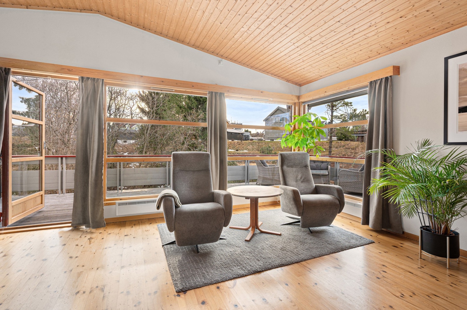 Utgang til en romslig altan/veranda fra stua - perfekt på godværsdagene. Galleribilde