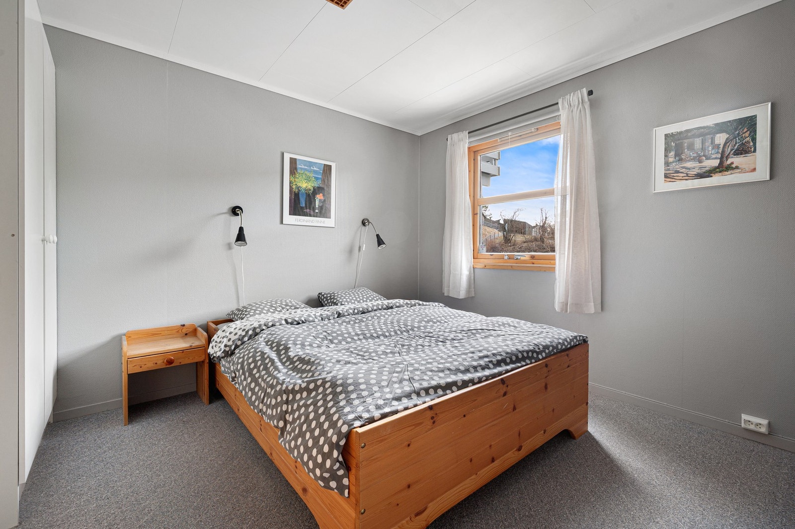 Soverom 2 - dette måler 10,9m². Alle soverommene i underetasjen er også av en god størrelse - fra 9,8-10,9m². Galleribilde