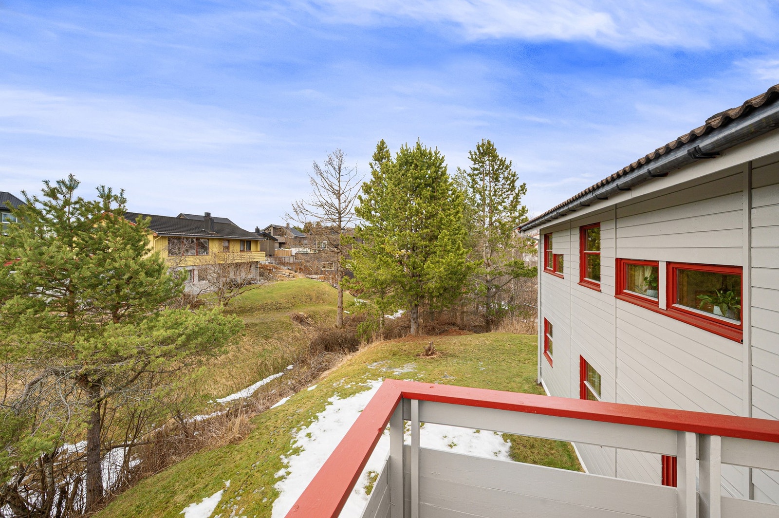Utsyn fra veranda ned mot hagen - her har man god oversikt mens barna leker i hagen. Boligen er også plassert inn mot et hjørne av tomta, slik at man også har hage videre mot kortsiden av huset. Galleribilde