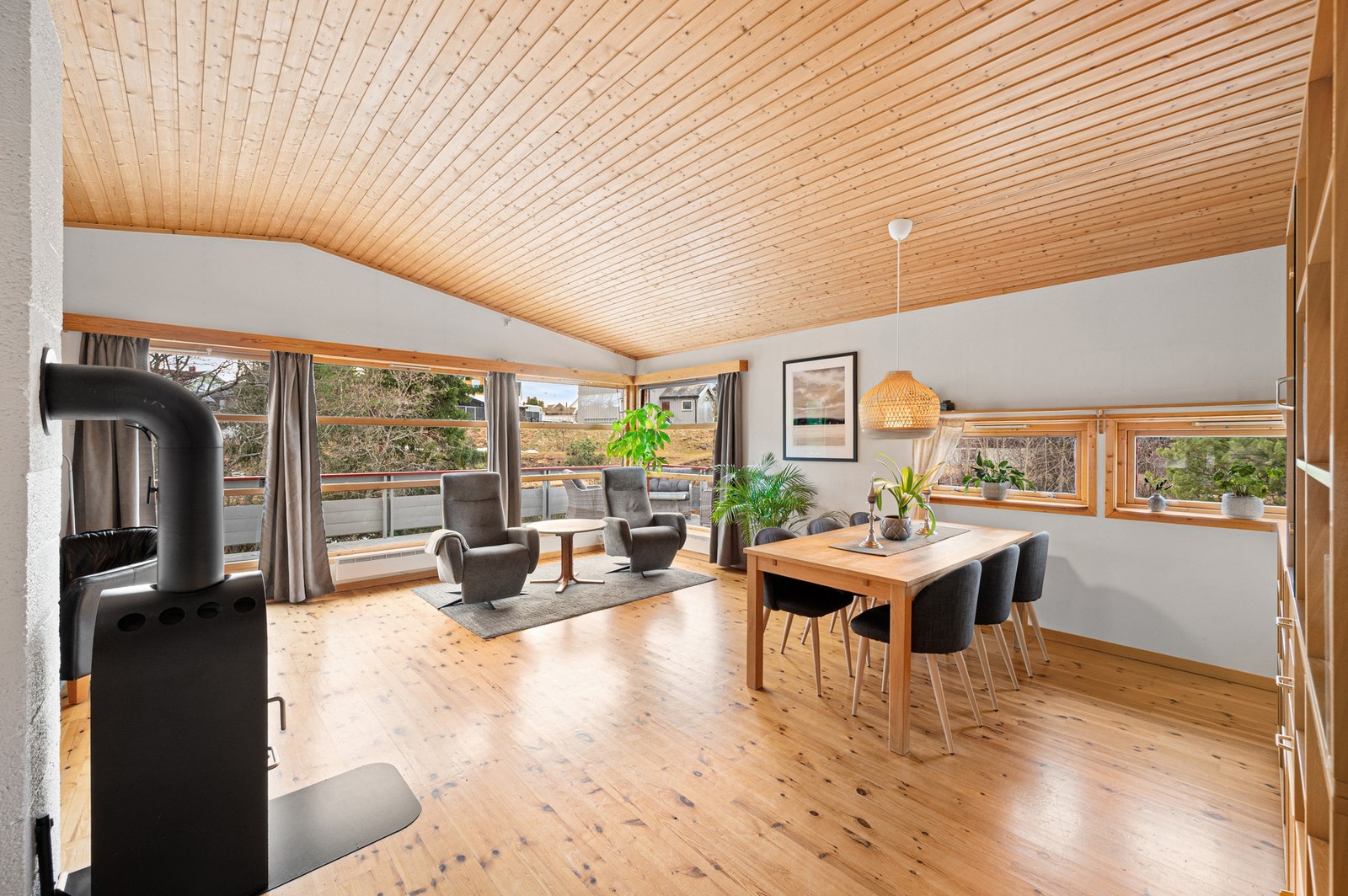 I rommet har man også god plass til en stor spisegruppe. Kjøkkenet ligger praktisk plassert vegg-i-vegg med stua. Galleribilde