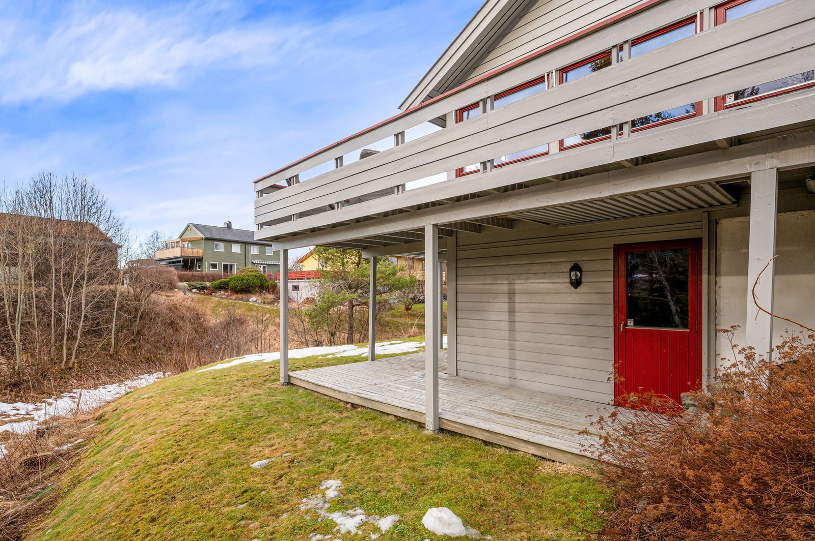 Platting/terrasse på nedsiden av huset - med dør inn til underetasjen. Galleribilde
