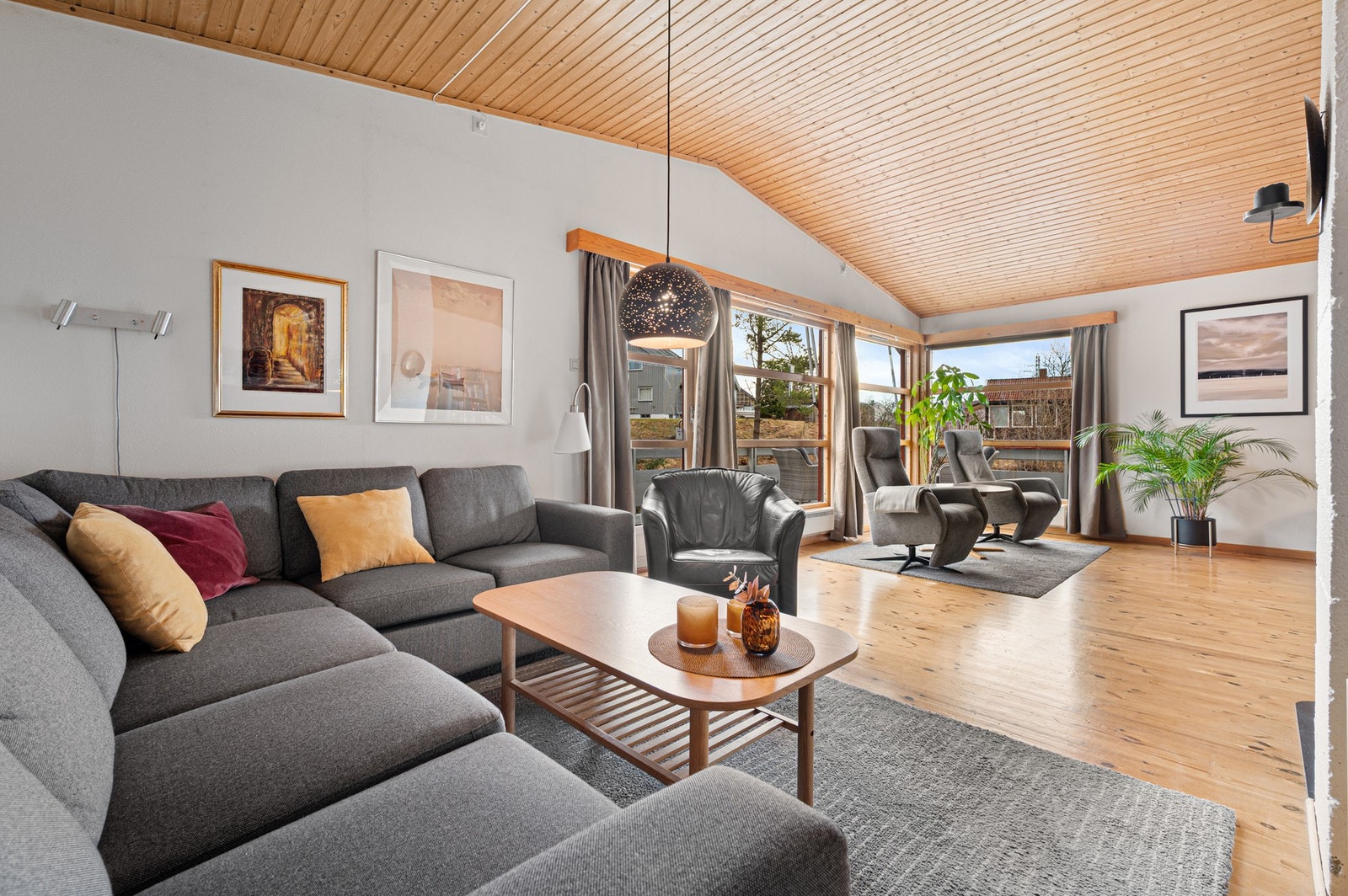 Godt med lysinnslipp - og utsyn mot de frodige omgivelsene rundt eiendommen. Galleribilde