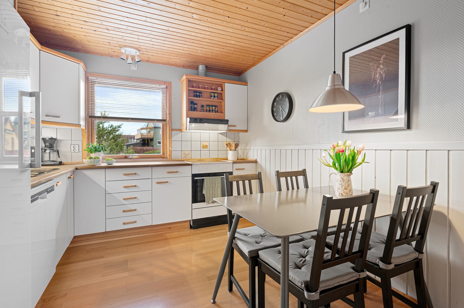 Kjøkkenet er av en fin størrelse - rommet måler ca. 10 m². Fint med plass til et spisebord på kjøkkenet også, ved ønske. Galleribilde