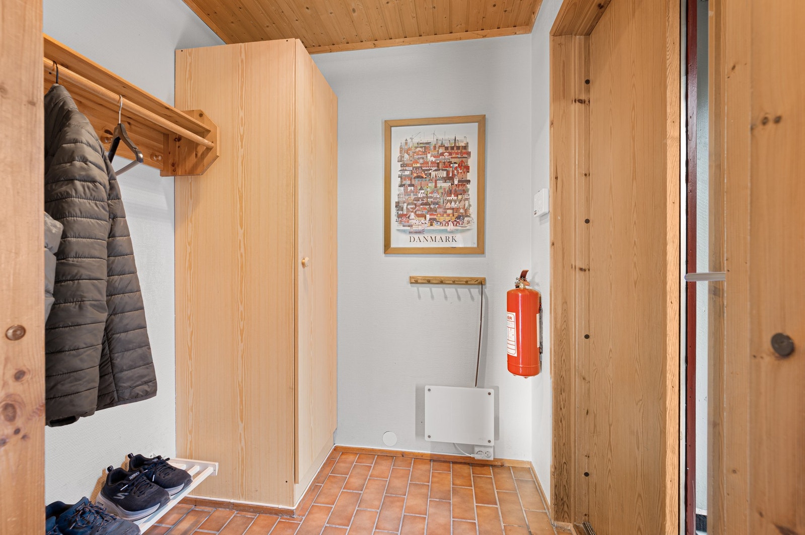 Yttergang/vindfang idet man kommer inn i boligen - god plass til å henge fra seg yttertøy m.m. Galleribilde