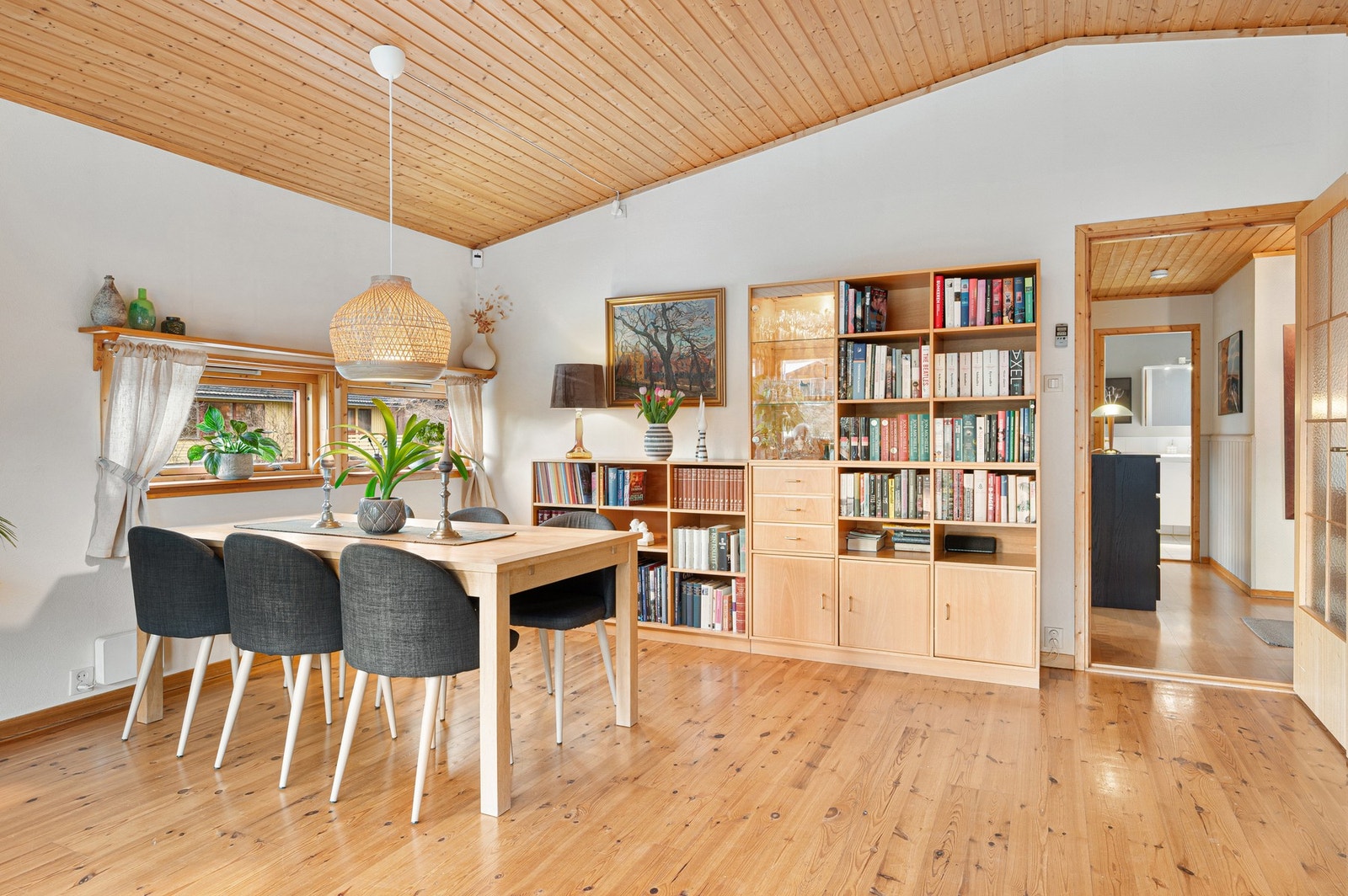 Kjempegod plass til en større spisegruppe, vitrineskap m.m. Galleribilde